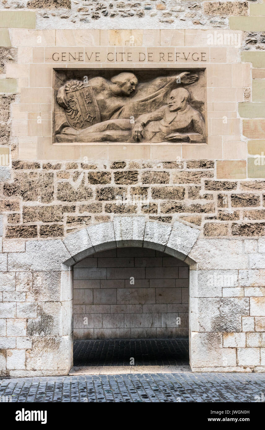 Bogen der Molard Turm und eine Skulptur in der Wand mit der Inschrift (Übersetzung des Textes: "Genf, Stadt der Zuflucht"), Genf, Schweiz. Stockfoto