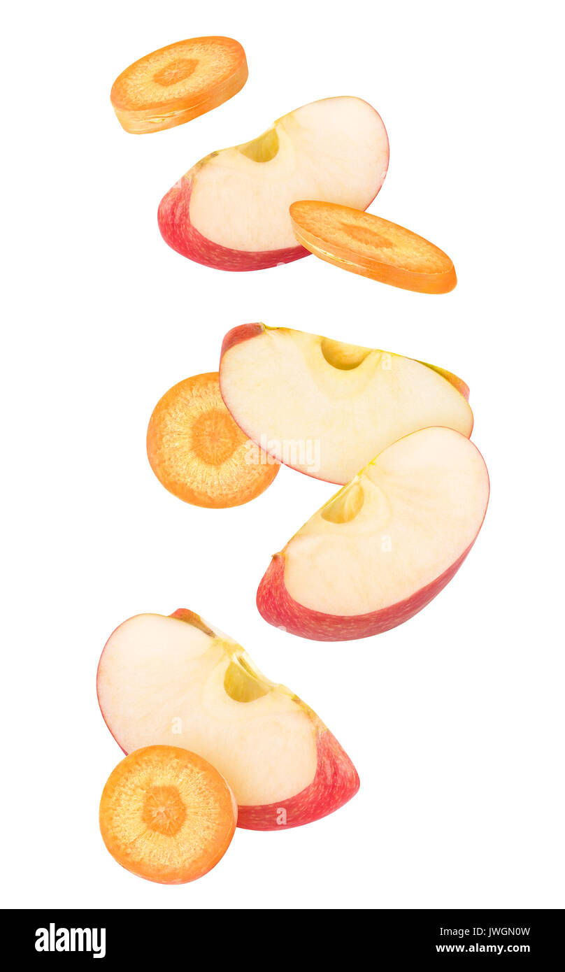 Isolierte Schneiden Sie das Obst in der Luft. Herabfallende scheiben Karotten und roter Apfel auf weißem Hintergrund mit Freistellungspfad isoliert Stockfoto