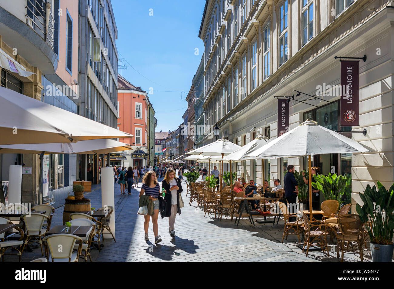 Bars und Cafes auf Laurinska Straße in der historischen Innenstadt, Bratislava, Slowakei Stockfoto