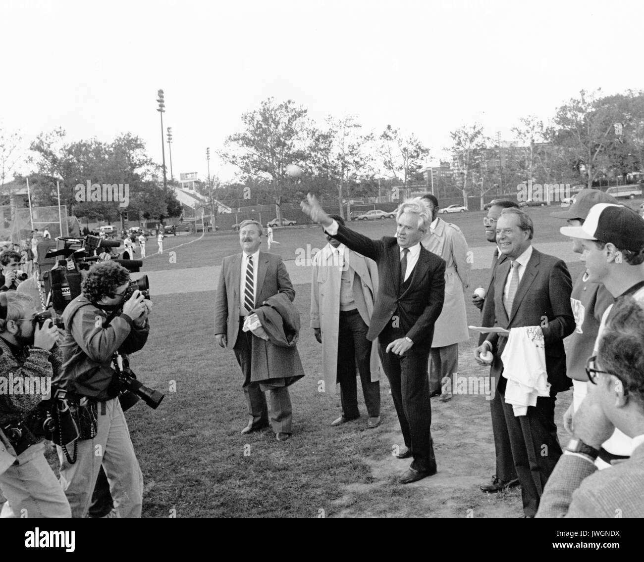 Baseball sowjetischen Botschafter Jurij Dubinin wirft den Baseball vor Fotografen und Gäste, Kurt Schmoke, der Bürgermeister von Baltimore, D ich Mendelejew Institut für Chemische Technologie vs Hopkins Baseball, Homewood Feld, 1988. Stockfoto
