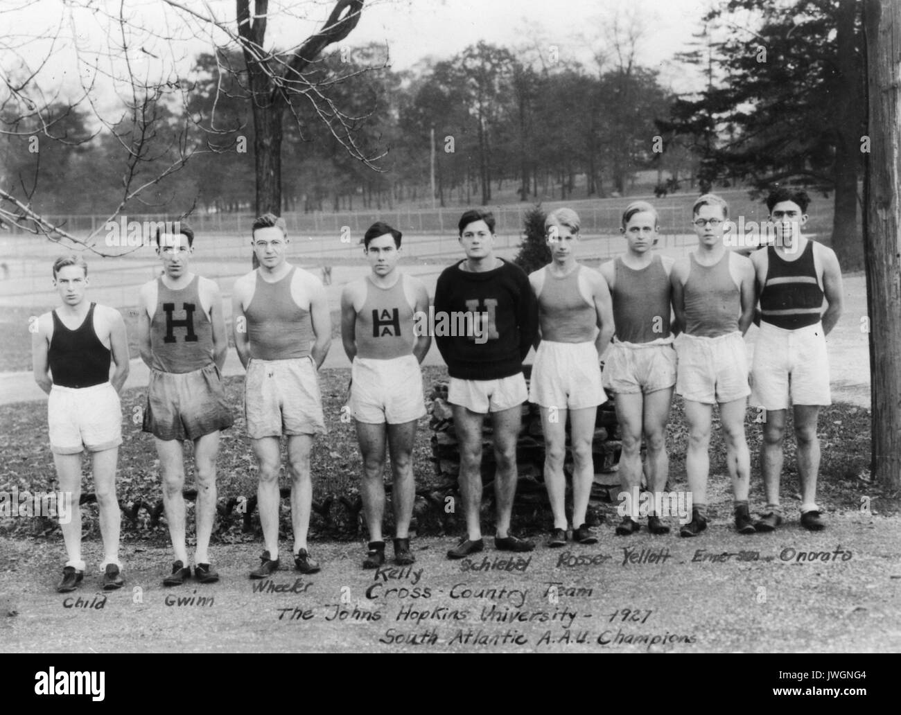 Cross Country Cross Country, Varsity Team Foto, alle Mitglieder identifiziert, stehen im Freien, in der Nähe der Tennisplätze, South Atlantic AAU Champions, 1927. Stockfoto