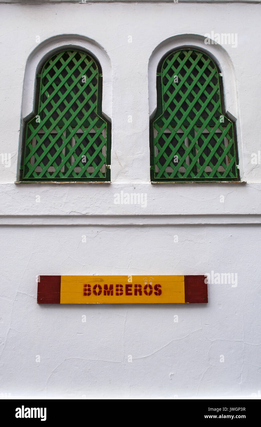 Details Der weiße Palast, in dem sich die Feuerwehr von Tarifa, dem Hauptsitz der Feuerwehrmänner innerhalb der Mauer in der Altstadt von Tarifa Stockfoto