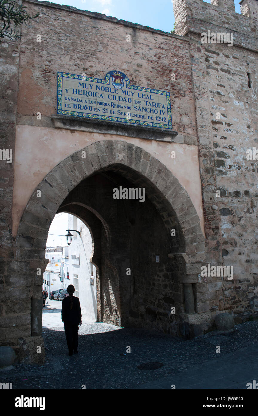 Tarifa, Spanien, Europa: die Jerez Tor, der einzige Eingang durch den alten maurischen Stadtmauern verbleibenden der vier ursprünglichen Stockfoto