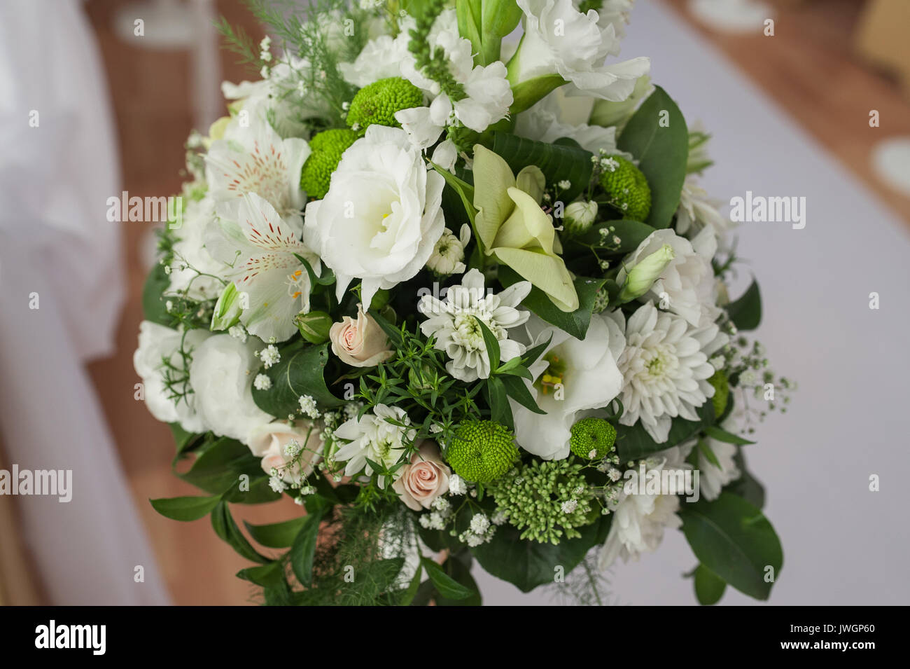 Blumenstrauß aus weißen Blumen für die Dekoration bei der Trauung Stockfoto