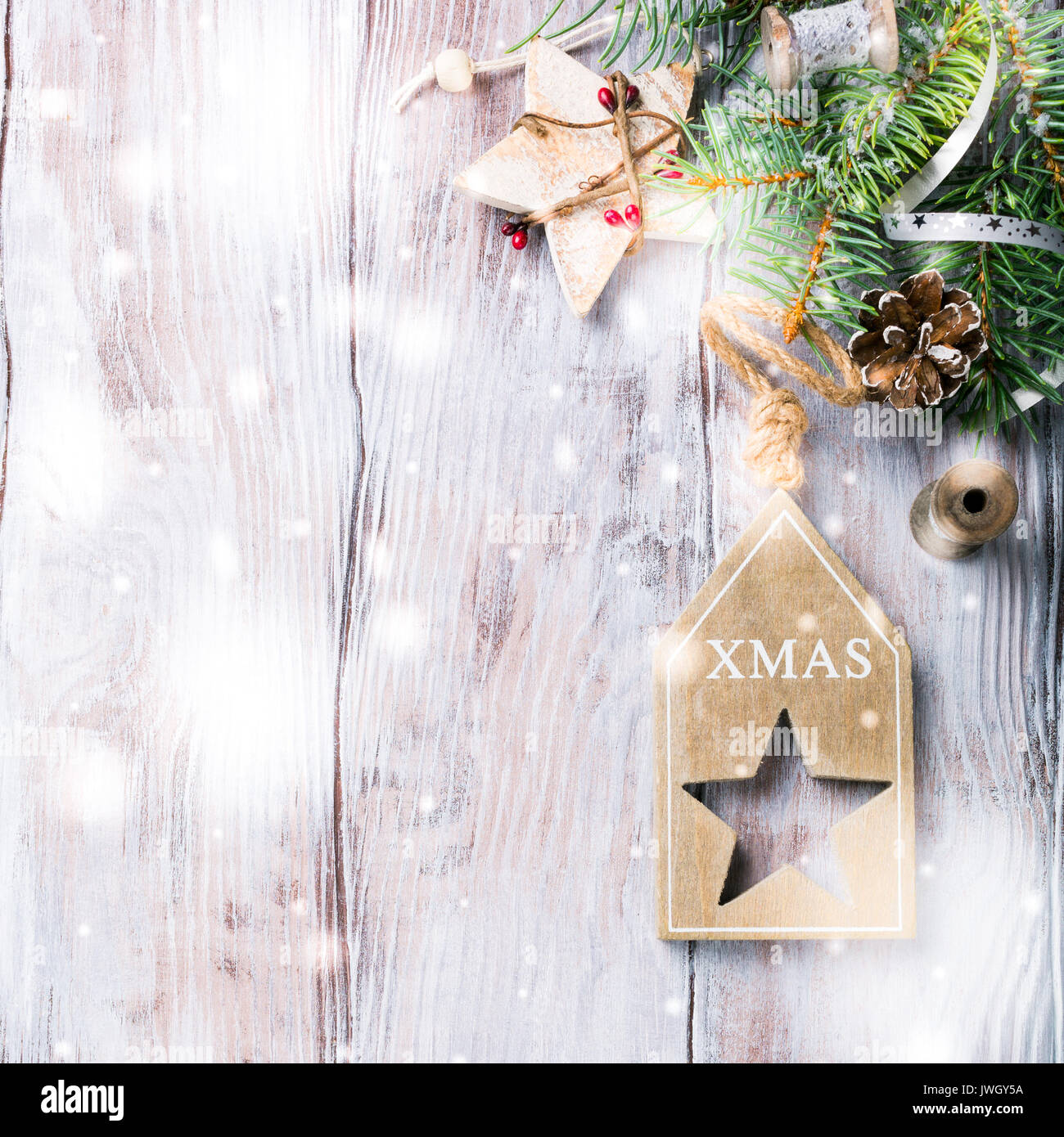 Weihnachten Hintergrund mit Tanne und Dekorationen. Stockfoto