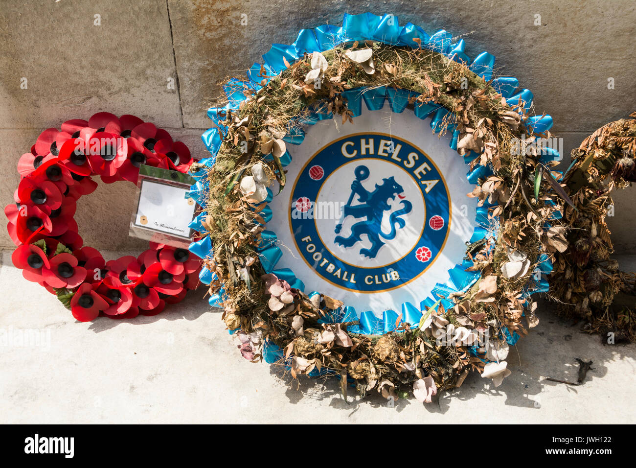 Verfallende Chelsea Football Club Veteranen März gegen den Terrorismus Kränze am Ehrenmal, London, UK Stockfoto