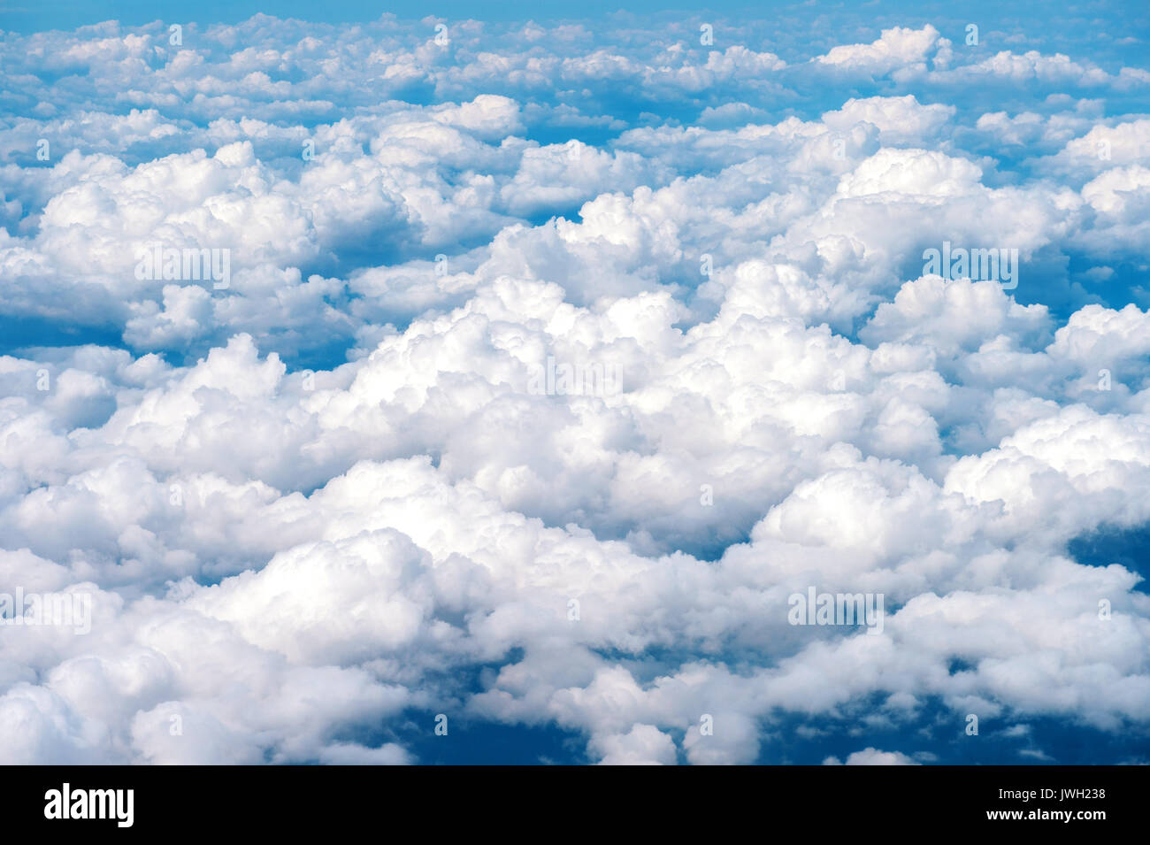 Skyline Blick über den Wolken aus dem Flugzeug. Stockfoto