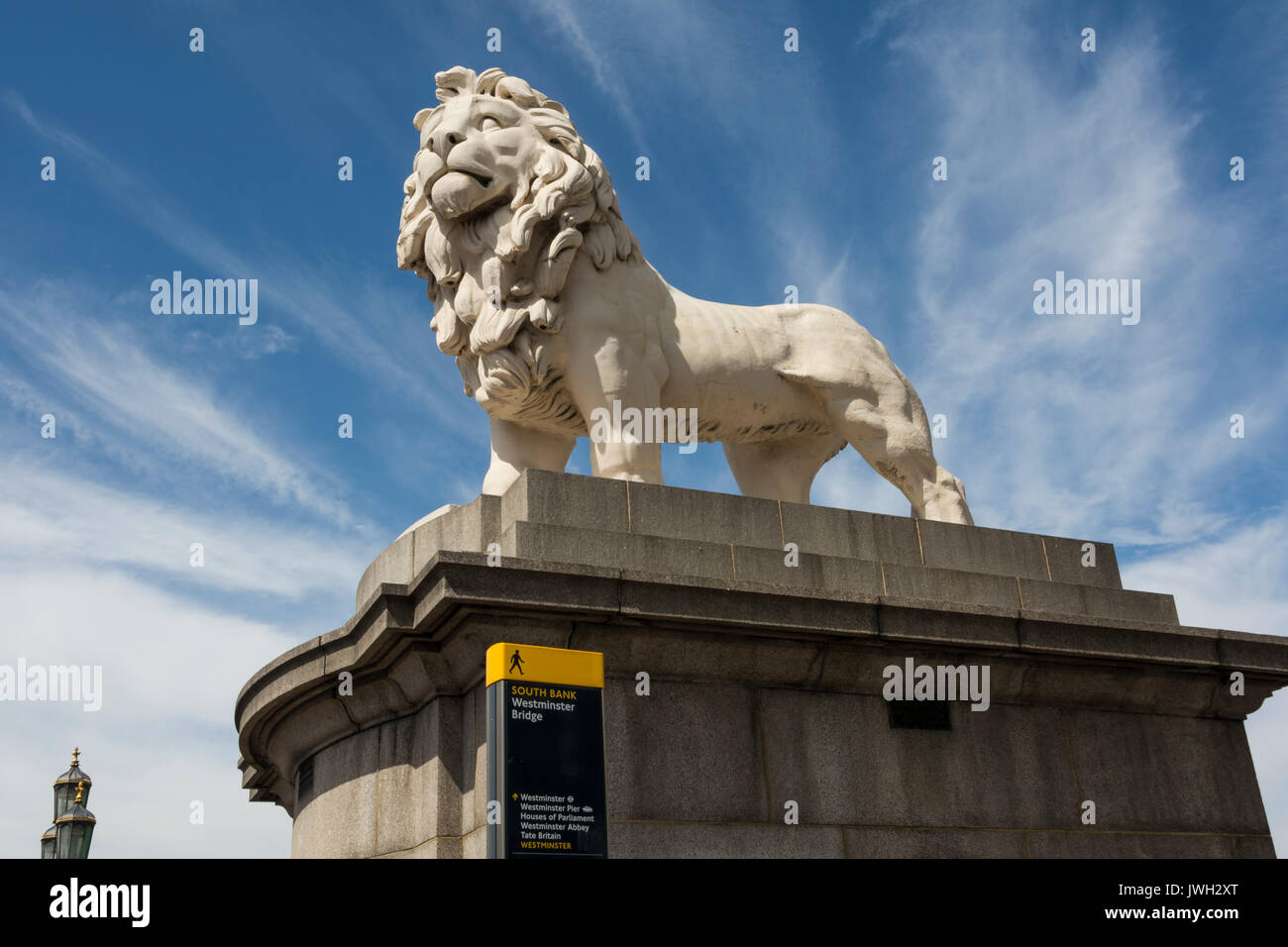 The South Bank coade Stone Lion von William F. Woodington, Westminster Bridge, London, England, Großbritannien Stockfoto