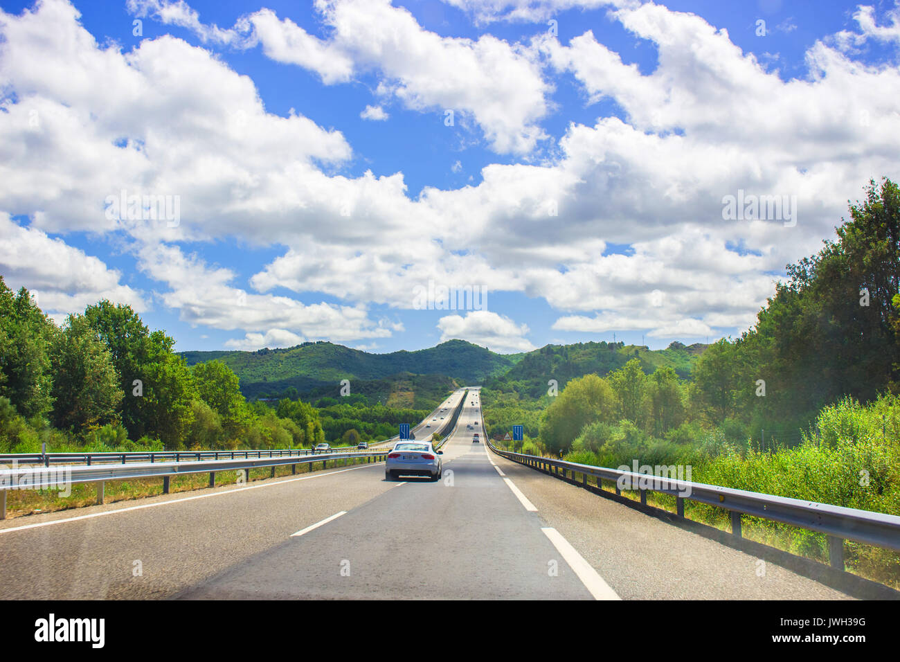 Autovía A-52. Straße, Horizon, Auto. Spanien. Bild aufgenommen - vom 29. Juli 2017. Stockfoto