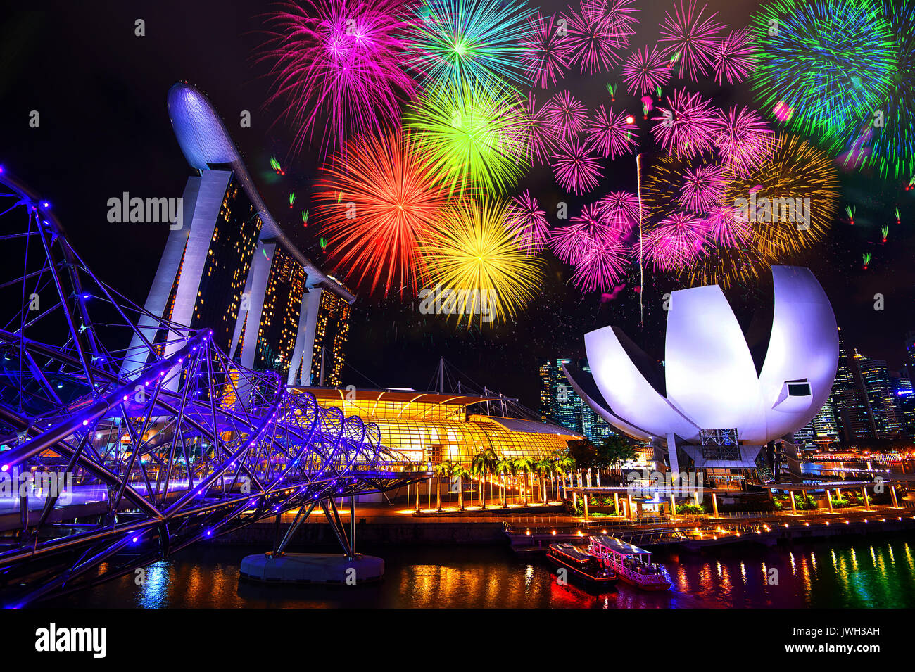 Singapur Stadtbild und Feuerwerk bei Nacht in Singapur. Stockfoto