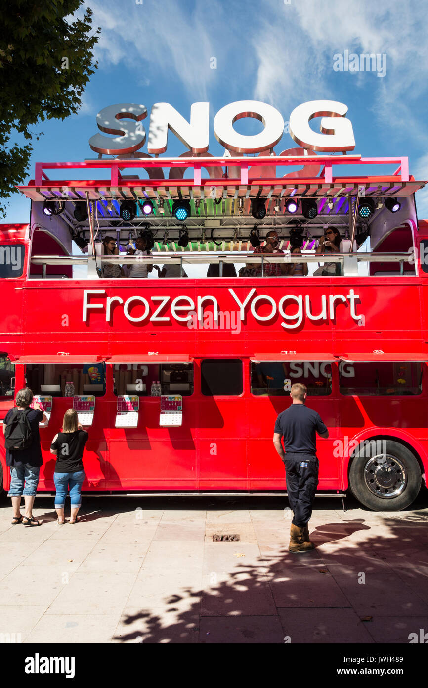 Der Snog Frozen Jogurt Doppeldecker-Bus in London auf der Southbank, Waterloo, SE1, Großbritannien Stockfoto