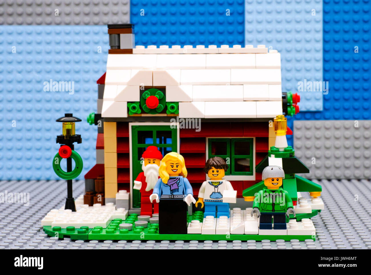Tambow, Russische Föderation - Juli 06, 2016 Lego Winter Haus bereit für Weihnachten. Mutter, Sohn und Tochter wartet Santa Claus in der Nähe von Ihrem Haus. Studi Stockfoto