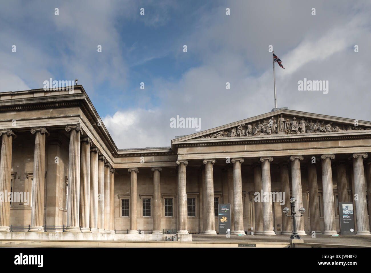 Bloomsbury, London, UK. 12. August 2017. Es gab Schlangen von 7.00 auf einer trockenen, sonnigen Tag in London berufskranheiten das Britische Museum für das letzte Wochenende der Hakusai Ausstellung. Eintrittskarten seit Wochen ausverkauft, aber ein paar Tickets für den Morgen Touristen verfügbar gemacht worden. Katsushika Hokusai (1760 - 1849) gilt als die berühmtesten und einflussreichsten Japan Künstler angesehen. Er produzierte Werke von erstaunlicher Qualität bis zu seinem Tod im Alter von 90 Jahren. Credit: WansfordPhoto/Alamy leben Nachrichten Stockfoto