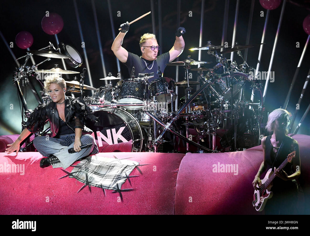 Berlin, Deutschland. 11 Aug, 2017. Amerikanische Popsängerin Pink führt auf der Waldbühne ("Wald") in Berlin, Deutschland, 11. August 2017. Foto: Britta Pedersen/dpa-Zentralbild/dpa/Alamy leben Nachrichten Stockfoto