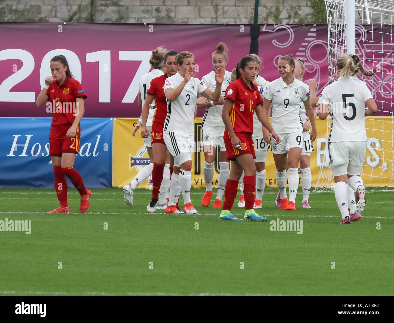 Shamrock Park, Portadown, Nordirland. 11. August 2017. Die UEFA-U19-Europameisterschaft der Gruppe A - Deutschland gegen Spanien. Deutschland celebarte Ihr erstes Tor von Luca Maria Graf (16). Quelle: David Hunter/Alamy Leben Nachrichten. Stockfoto