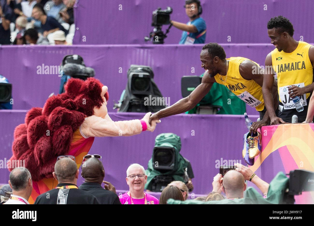 London, Großbritannien. 12 Aug, 2017. Usain Bolt aus Jamaika schüttelt Hände mit dem Maskottchen nach seinem Relais Hitze während der IAAF Leichtathletik WM 2017 am Tag 9 bei den Olympischen Park, London, England am 12. August 2017. Foto von Andy Rowland/PRiME Media Bilder. Credit: Andrew Rowland/Alamy leben Nachrichten Stockfoto