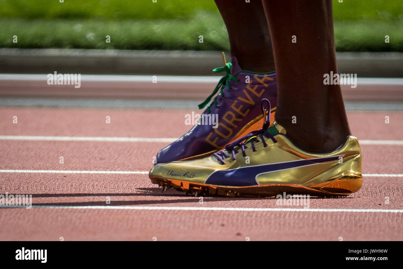 Usain Bolt aus Jamaika personalisierte Gold Puma Laufschuhe angezeigte FOREVER & seinen Namen während der IAAF Leichtathletik WM 2017 am Tag 9 bei den Olympischen Park, London, England am 12. August 2017. Foto von Andy Rowland/PRiME Media Bilder. Stockfoto