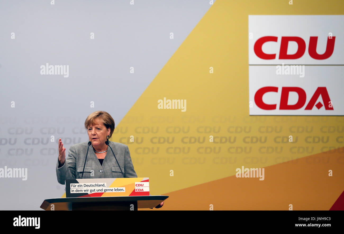 Dortmund, Deutschland. 12 Aug, 2017. Die deutsche Bundeskanzlerin Angela Merkel (CDU) nimmt an einer Veranstaltung mit dem Titel "Für eine erfolgreiche und sozialen Deutschland" der Christlich Demokratischen Arbeitnehmer' Association (CDA), eine CDU-nahe Organisation mit der "Christlich-sozialen" Tendenz in der Partei, in Dortmund, Deutschland, 12. August 2017 verbundenen organisiert. Merkel ist derzeit eine Kampagne für die Wiederwahl zum Bundeskanzler. Foto: Ina Faßbender/dpa/Alamy leben Nachrichten Stockfoto