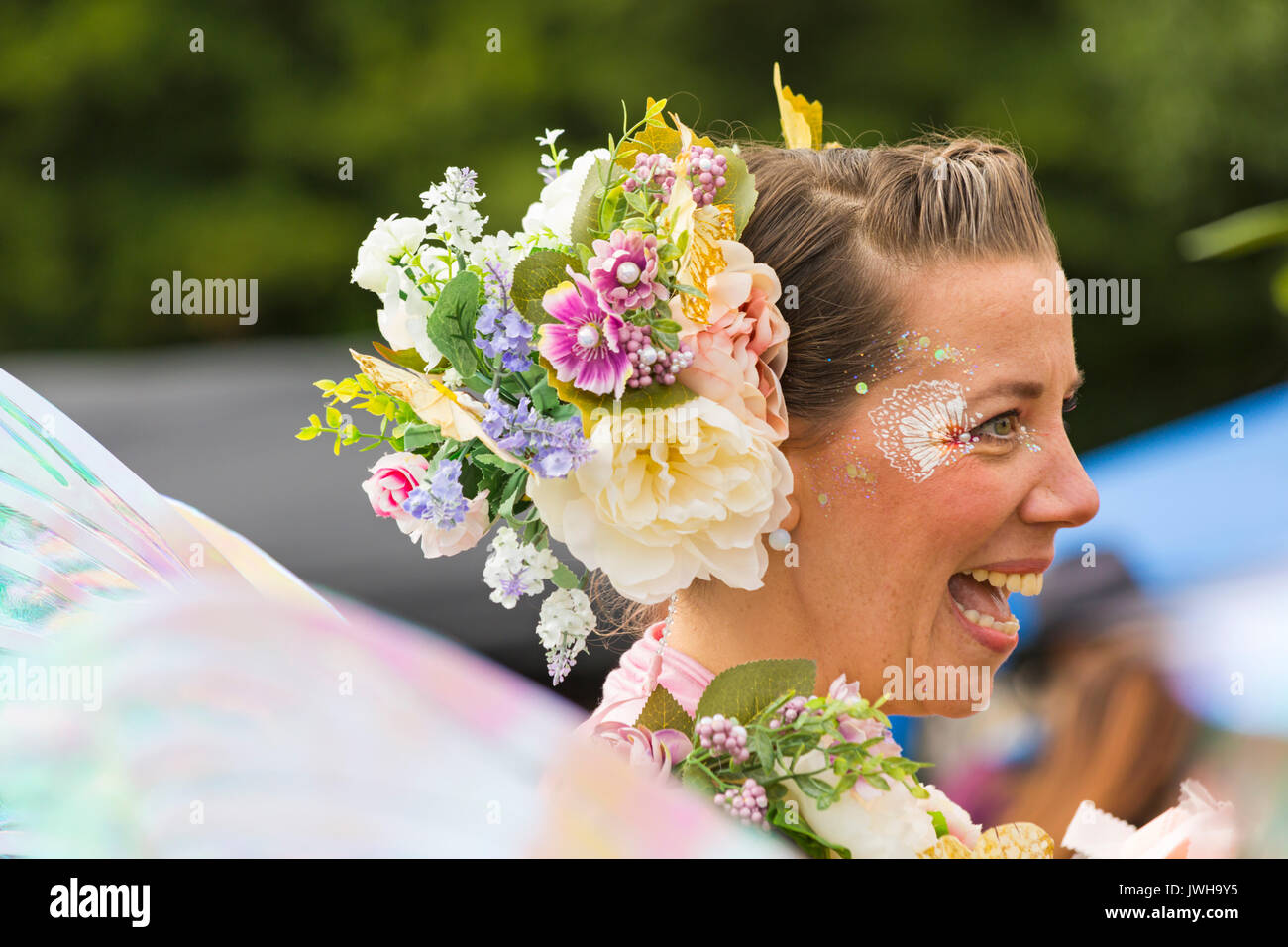 Burley, Hampshire, UK. 12 Aug, 2017. New Forest Fairy Festival. Massen von Feen mit Feenstaub besprüht, auf Burley für das Wochenende steigen für eine magische zauberhafte Festival im New Forest. Frau verkleidet als Märchen. Credit: Carolyn Jenkins/Alamy leben Nachrichten Stockfoto