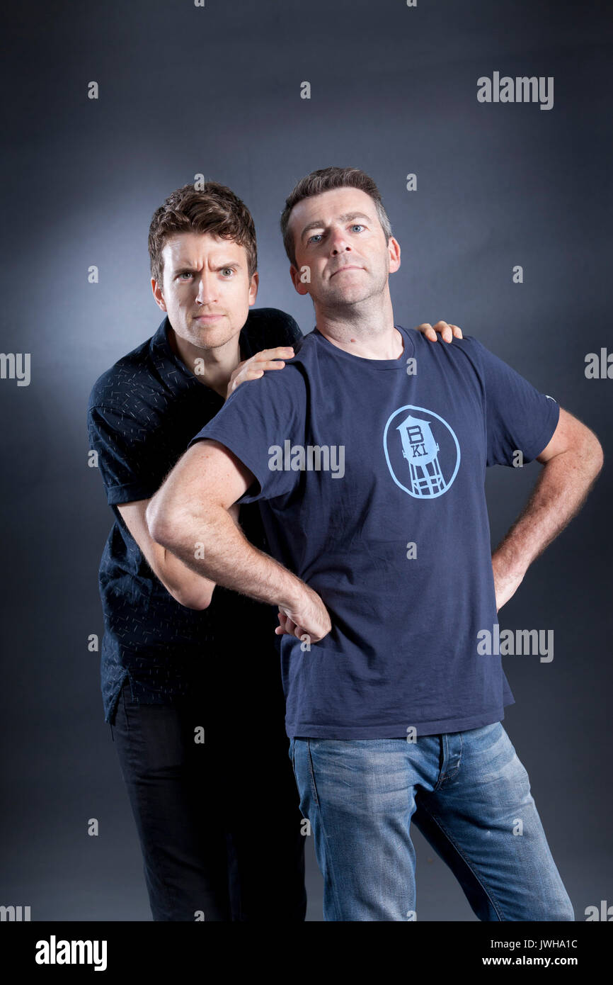 Edinburgh, Großbritannien. 12. August 2017. BBC Radio 1 Moderator Greg James (links) und newsreader Chris Smith, Co-Autoren, beim Edinburgh International Book Festival erscheinen. Gary Doak/Alamy leben Nachrichten Stockfoto