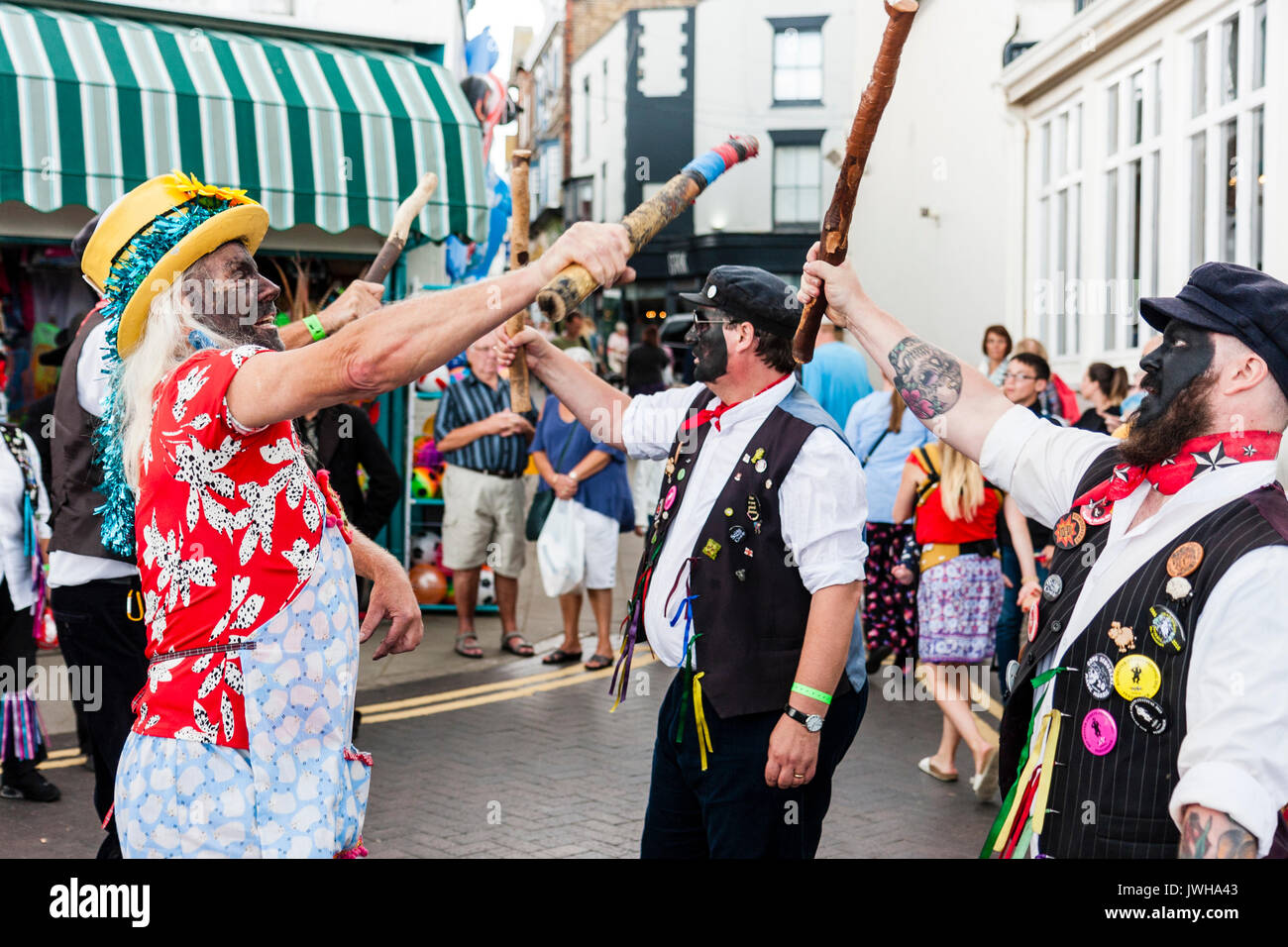 Traditionelle Morris Dancers, Dead Horse Morris tanzen in kleinen Platz in der Stadt während der broadstairs Folk Woche. Männer alle mit geschwärzte Gesichter, plus Morris vormachen, tanzen vor Publikum. Stockfoto