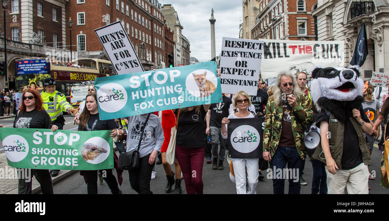 London, Großbritannien. 12 Aug, 2017. In einem Protest durch die Jagd Geschichte Koalition machen organisiert, der Dachs Vertrauen und Pflege 2 Demonstranten zogen durch die Innenstadt von London und sammelten, außerhalb der Downing Street. Quelle: David Rowe/Alamy leben Nachrichten Stockfoto