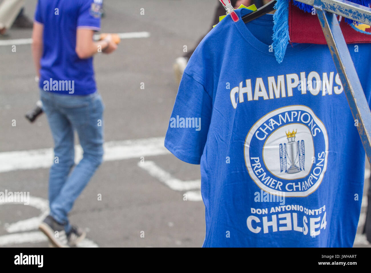 London, Großbritannien. 12 Aug, 2017. Premier League Champions gedruckt auf ein erinnerungsshirt als Fußball-Fans für den Saisonauftakt zwischen der Verteidigung der Englischen Premier League Champions Chelsea FC gegen Burnley an der Stamford Bridge Credit: Amer ghazzal/Alamy Leben Nachrichten ankommen Stockfoto