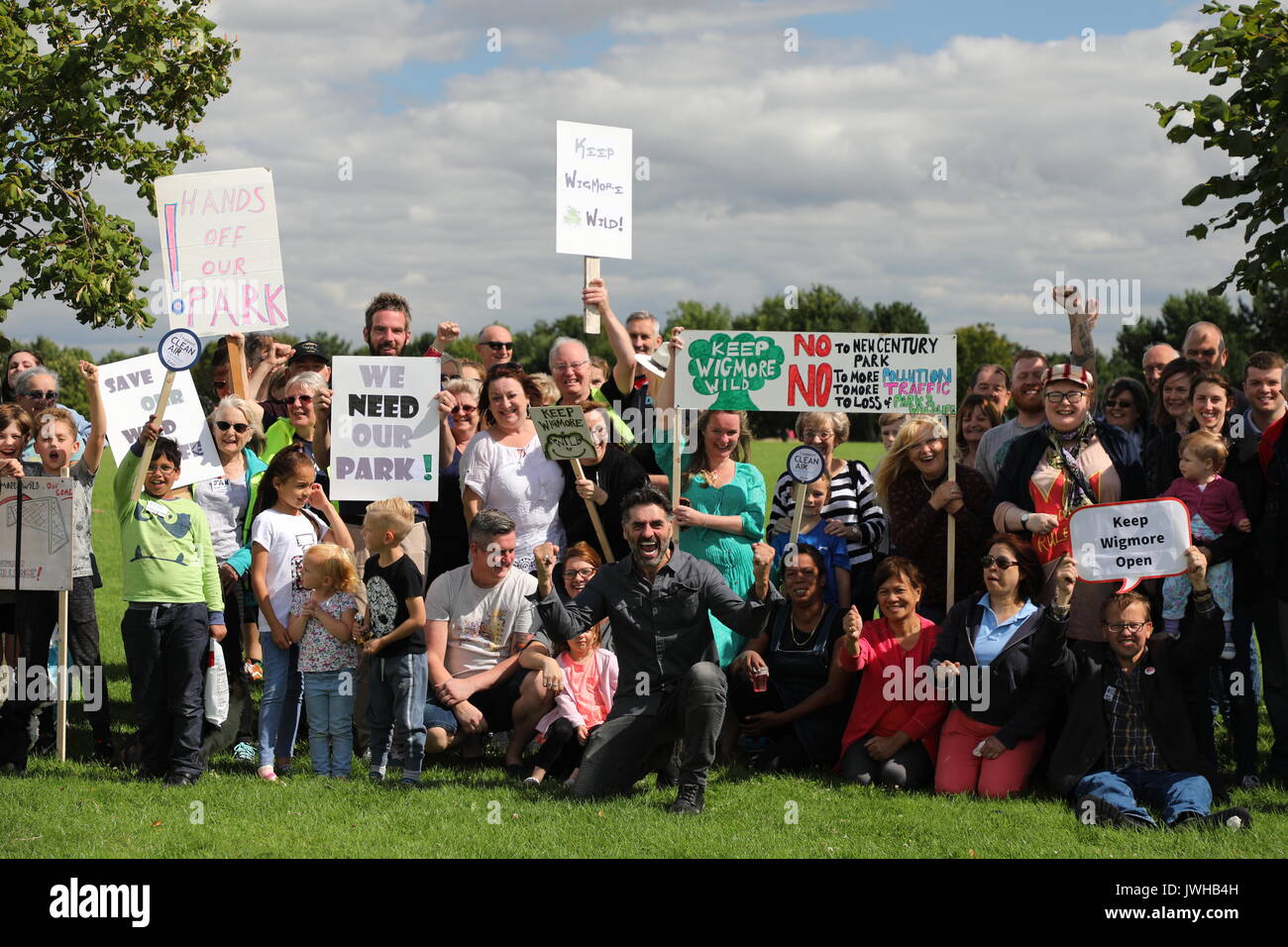 Luton, Großbritannien. 12 Aug, 2017. Freunde der Wigmore Park und Bewohner von Luton kamen zusammen für ein Picknick zu zeigen, wie viel Sie über Wigmore Valley Park kümmern. Luton Borough Council vorschlagen dort zu errichten und sind durch eine Planung Anwendung für neue Century Park, einem 70-Morgen-kommerzieller Entwicklung mit einem 1,6 km Zufahrt zu unterbreiten. Quelle: NW Images/Alamy leben Nachrichten Stockfoto