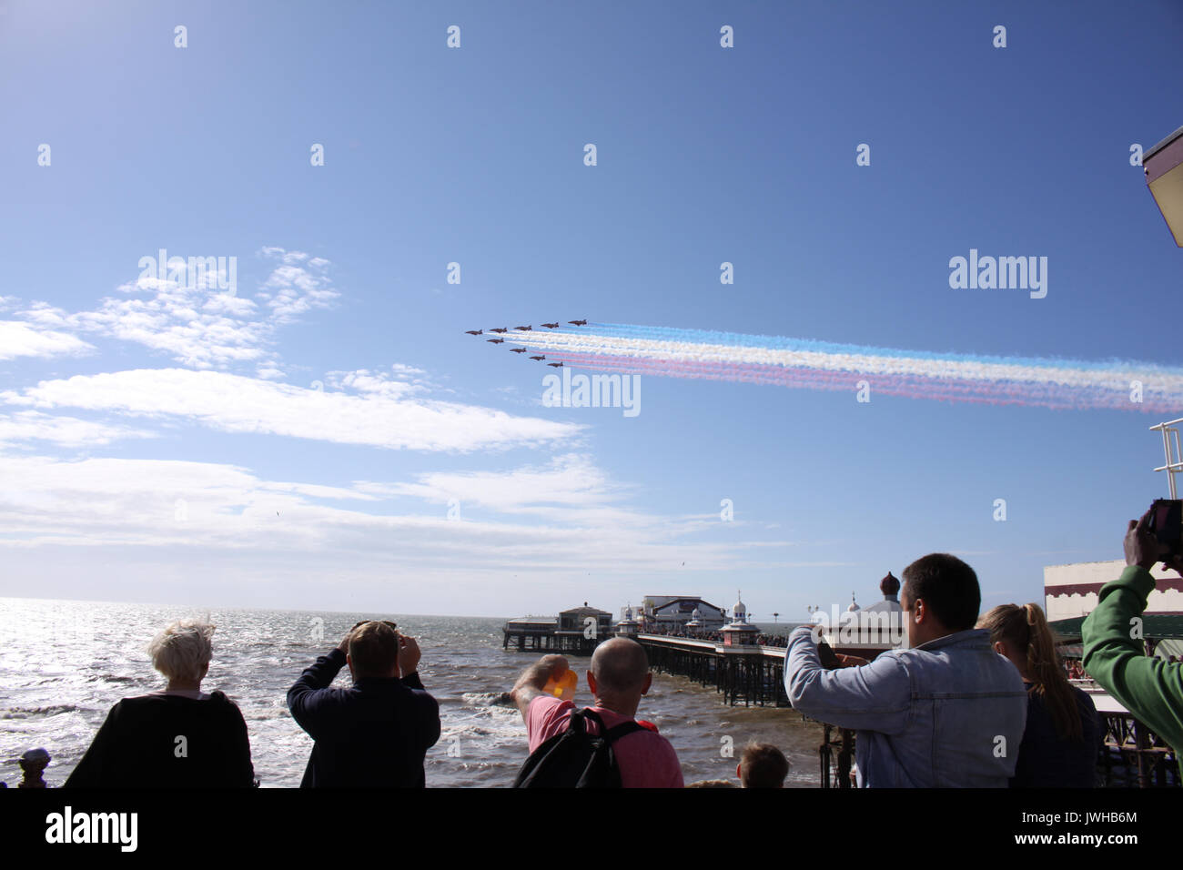 Blackpool Lancashire, Großbritannien. 12 Aug, 2017. Rote Pfeile über North Pier Credit: David Billinge/Alamy leben Nachrichten Stockfoto