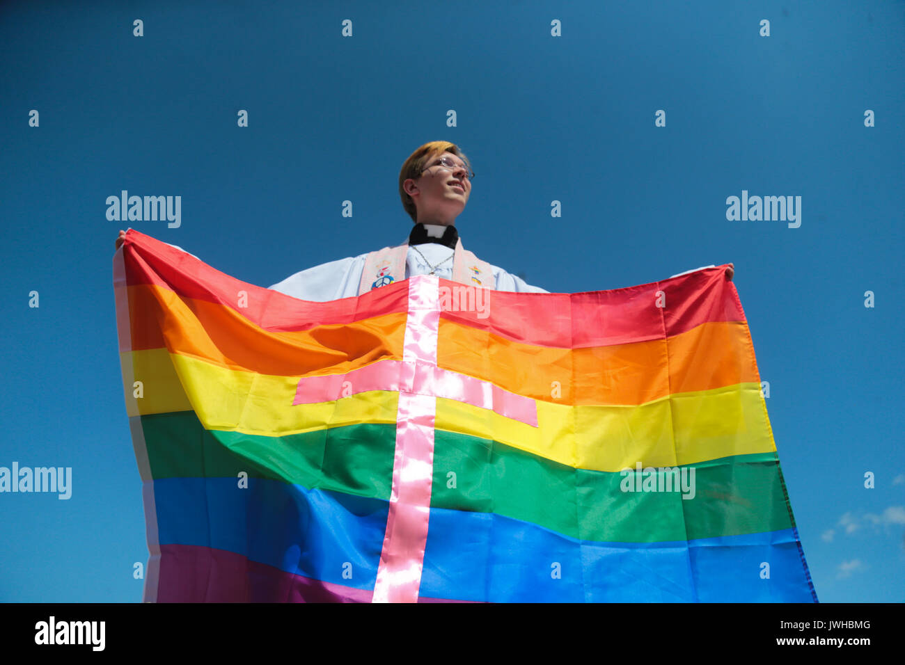 St. Petersburg, Russland. 12 Aug, 2017. Einen Teilnehmer halten einen Regenbogen Flagge, die allgemein als die LGBT pride Fahne mit der Aufschrift "Liebe ist stärker als Hass", die im Rahmen der Gay Pride Demonstration im Bereich der Mars bekannt. Mehrere Dutzend Menschen kamen zu Feld des Mars in St. Petersburg für die Teilnahme an den VIII St. Petersburg LGBT Pride. Credit: SOPA Images Limited/Alamy leben Nachrichten Stockfoto