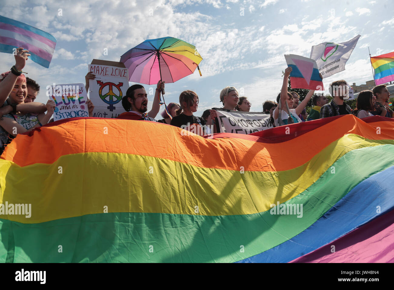 St. Petersburg, Russland. 12 Aug, 2017. Die Teilnehmer halten einen Regenbogen Flagge, die allgemein als die LGBT pride Flagge während der Gay Pride Demonstration im Bereich der Mars bekannt. Mehrere Dutzend Menschen kamen zu Feld des Mars in St. Petersburg für die Teilnahme an den VIII St. Petersburg LGBT Pride. Credit: SOPA Images Limited/Alamy leben Nachrichten Stockfoto