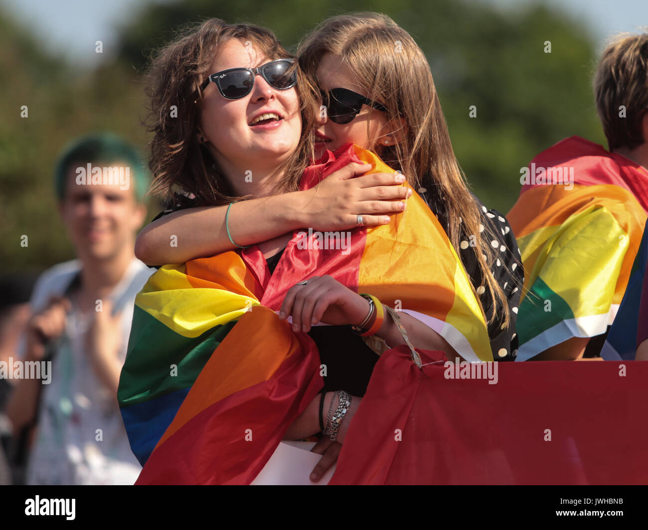 St. Petersburg, Russland. 12 Aug, 2017. Paar Umarmungen während der Gay Pride Demonstration im Bereich der Mars. Mehrere Dutzend Menschen kamen zu Feld des Mars in St. Petersburg für die Teilnahme an den VIII St. Petersburg LGBT Pride. Credit: SOPA Images Limited/Alamy leben Nachrichten Stockfoto