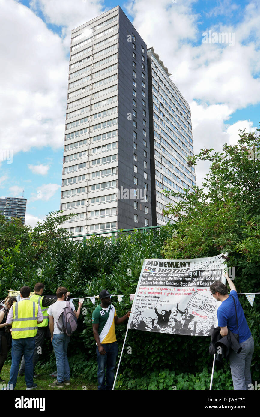 London, Großbritannien. 12 Aug, 2017. Fokus E15 Mutter Ferrier, 40 Acre Lane, Canning Town zu Highlights sowohl unsichere tower Blocks mit der gleichen Verkleidung als Grenfell Turm. und Enden an Tischler Immobilien abgerissen werden. Demonstranten behaupten Newham Rat spielen einen schmutzigen Trick das Gehäuse abzureißen und die Armen Talente weit entfernt, von wo aus sie in der Gemeinschaft geborenen Kick zu Weg für Käufer des Ausländers und 1% der Reichen bewegen. Credit: Siehe Li/Alamy leben Nachrichten Stockfoto