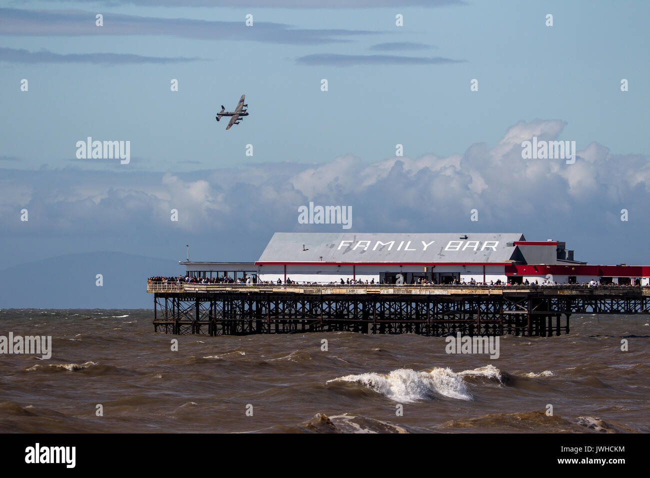 Blackpool, Lancashire, UK. 12 Aug, 2017. RAF Lancaster aus der Schlacht von Großbritannien Memorial Flug über Central Pier in Blackpool Credit: Russell Millner/Alamy leben Nachrichten Stockfoto