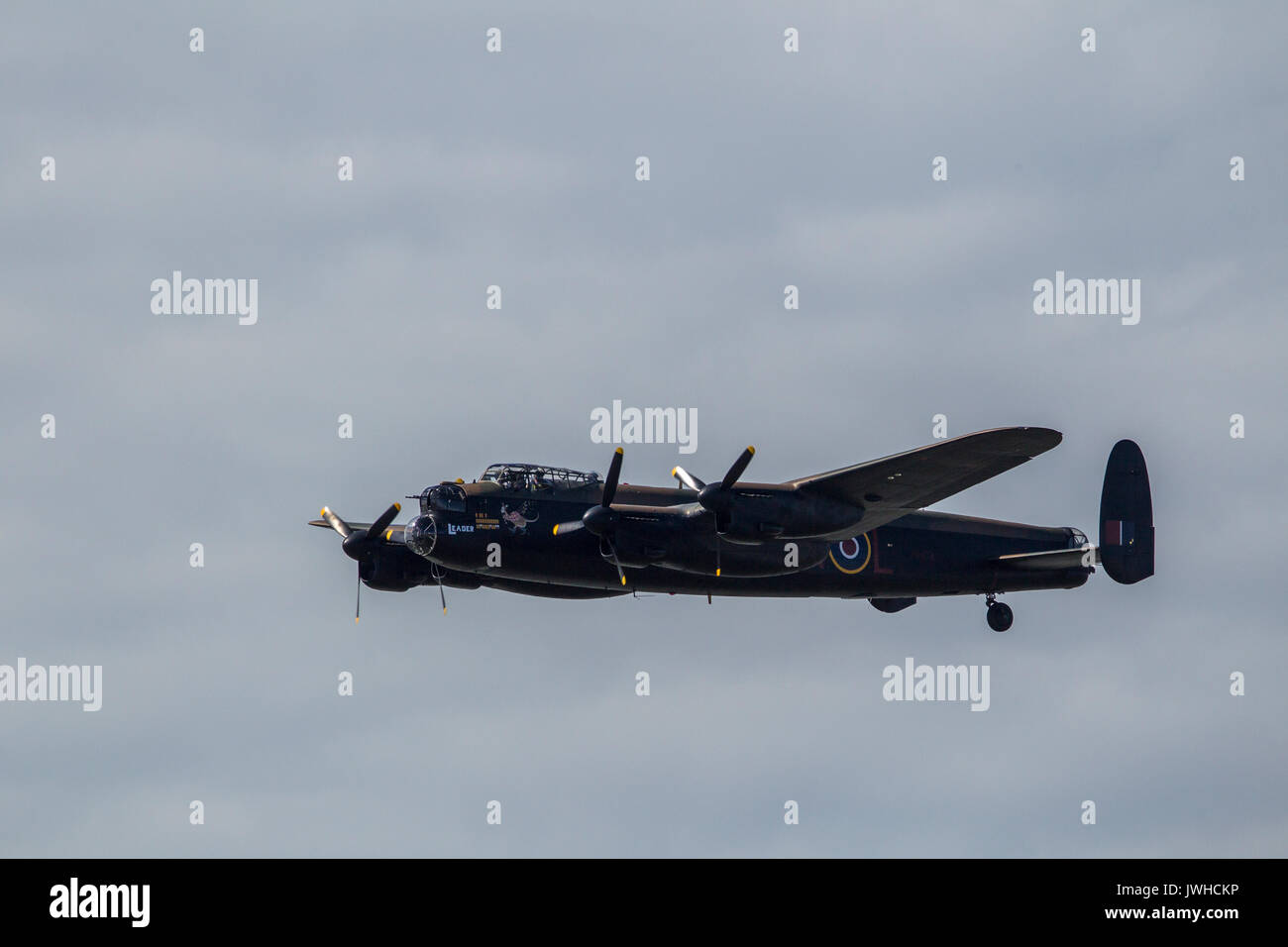 Blackpool, Lancashire, UK. 12 Aug, 2017. Lancaster von hte die Schlacht um England Memorial Flight in Blackpool Credit: Russell Millner/Alamy leben Nachrichten Stockfoto