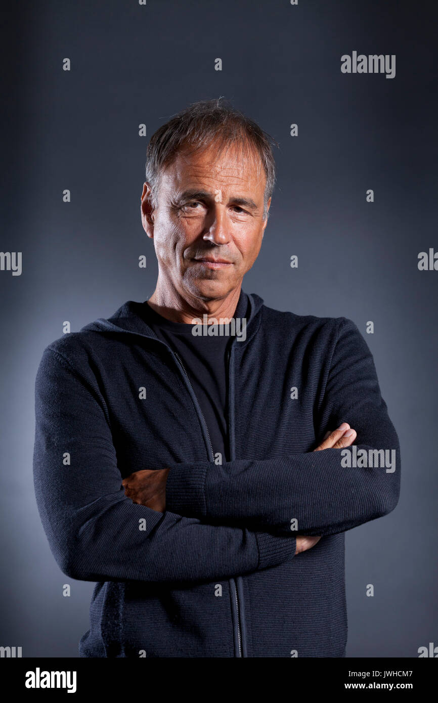 Edinburgh, Großbritannien. 12 Aug, 2017. Anthony Horowitz, OBE, der englische Schriftsteller und Drehbuchautor, beim Edinburgh International Book Festival erscheinen. Credit: GARY DOAK/Alamy leben Nachrichten Stockfoto