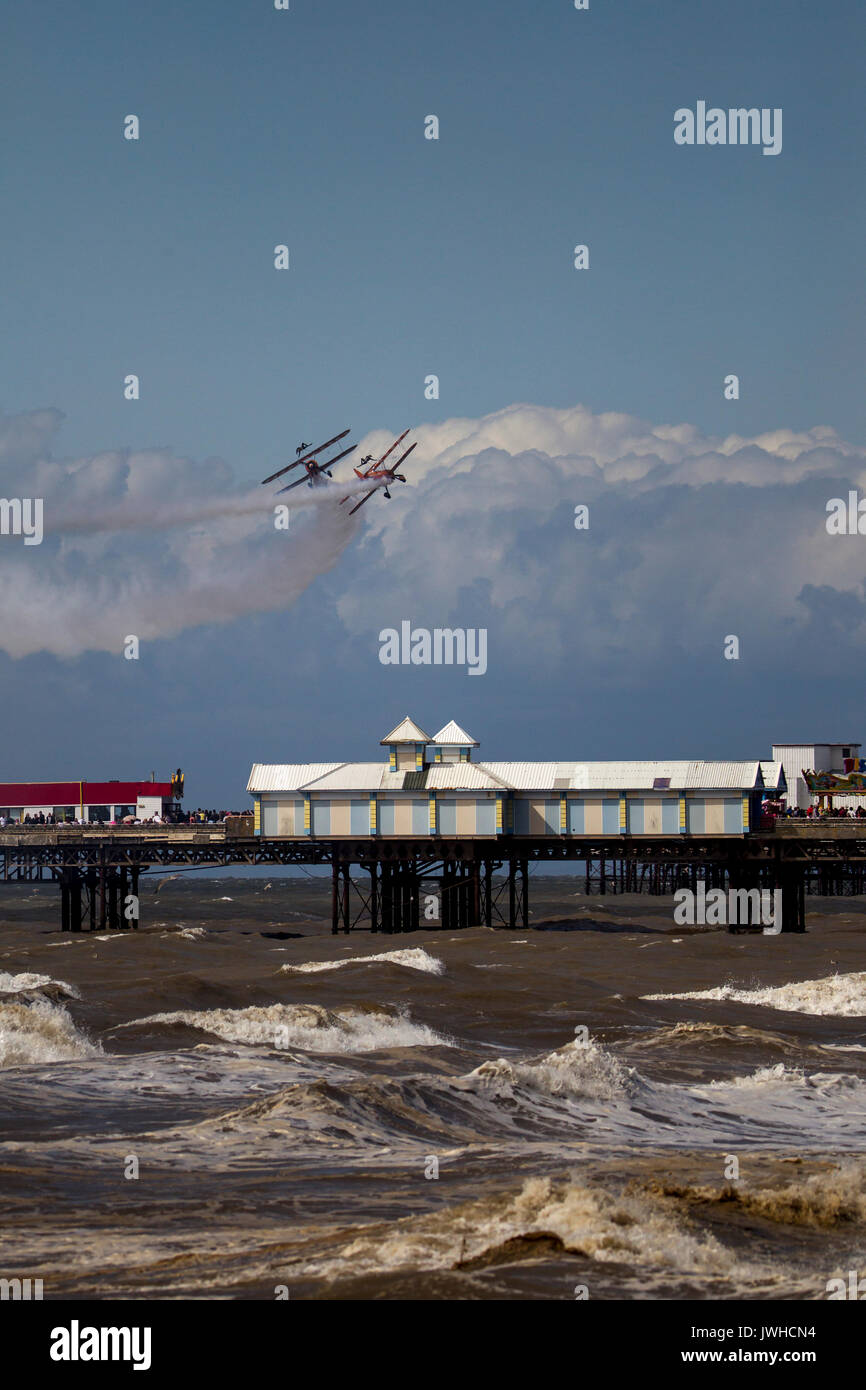 Blackpool, Lancashire, UK. 12 Aug, 2017. Breitling Antenne Display Team über Central Pier in Blackpool Credit: Russell Millner/Alamy leben Nachrichten Stockfoto