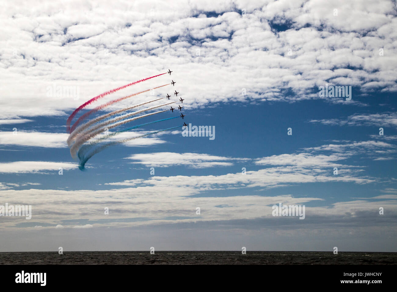 Blackpool, Lancashire, UK. 12 Aug, 2017. RAF Red Arrows über das Meer bei Blackpool Credit: Russell Millner/Alamy leben Nachrichten Stockfoto