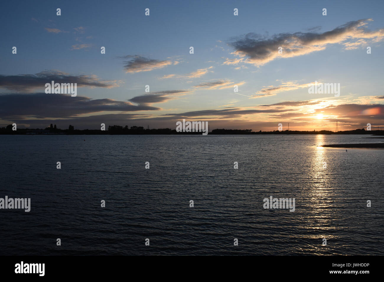 Schönen Sommer Sonnenuntergang über chasewater Country Park in Staffordshire das Ende eines warmen sonnigen Tag markiert. Dies war besonders willkommen, da der Sommer 2017 hatte bislang weitgehend naß gewesen und mild. Stockfoto
