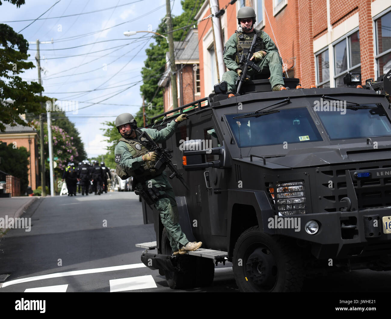 Charlottesville, Virginia, USA. 12 Aug, 2017. Die Polizei in der Nähe der Kundgebung in Charlottesville, Virginia, USA, 12.08.2017, gesehen. Mindestens eine Person wurde in einer Massenkarambolage nach einem gewalttätigen weißen nationalistischen Rallye am Samstag in Charlottesville in Virginia getötet, Charlottesville Bürgermeister Michael Signer, sagte. Quelle: Xinhua/Alamy leben Nachrichten Stockfoto