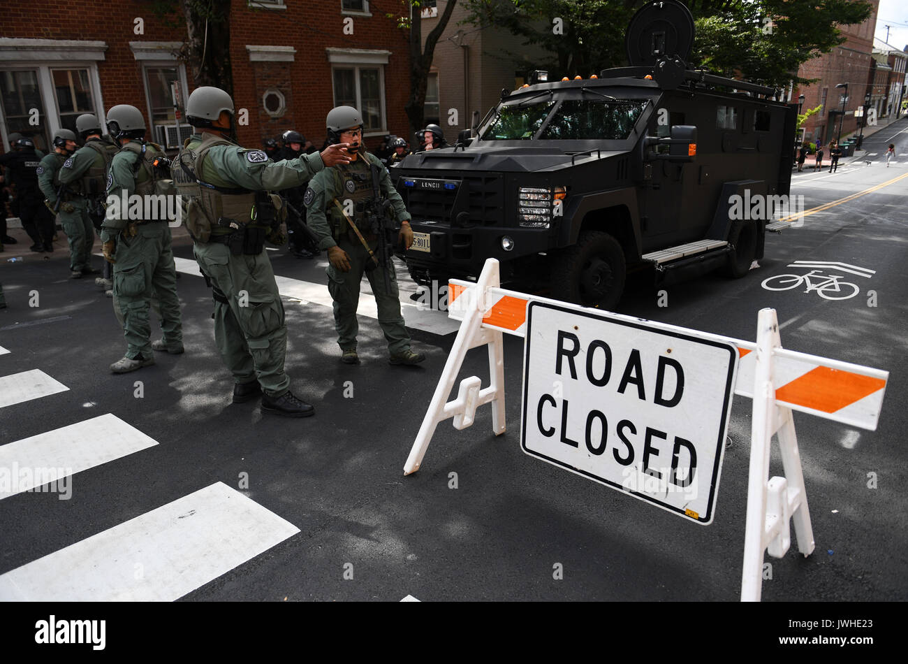 Charlottesville, Virginia, USA. 12 Aug, 2017. Die Polizei stand Guard in der Nähe der Kundgebung in Charlottesville, Virginia, USA, 12.08.2017. Mindestens eine Person wurde in einer Massenkarambolage nach einem gewalttätigen weißen nationalistischen Rallye am Samstag in Charlottesville in Virginia getötet, Charlottesville Bürgermeister Michael Signer, sagte. Quelle: Xinhua/Alamy leben Nachrichten Stockfoto