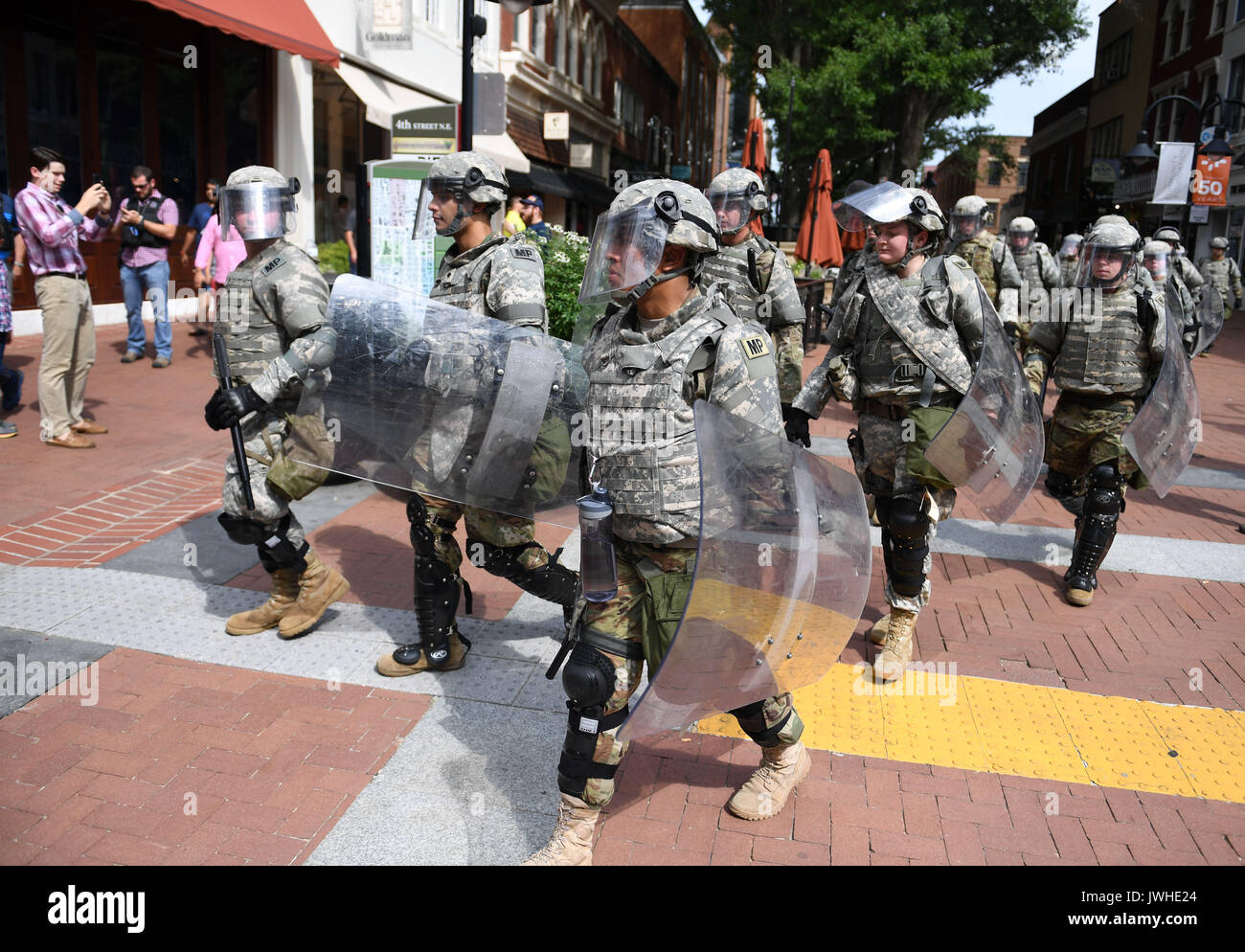 Charlottesville, Virginia, USA. 12 Aug, 2017. Streife in der Nähe der Kundgebung in Charlottesville, Virginia, USA, 12.08.2017. Mindestens eine Person wurde in einer Massenkarambolage nach einem gewalttätigen weißen nationalistischen Rallye am Samstag in Charlottesville in Virginia getötet, Charlottesville Bürgermeister Michael Signer, sagte. Quelle: Xinhua/Alamy leben Nachrichten Stockfoto