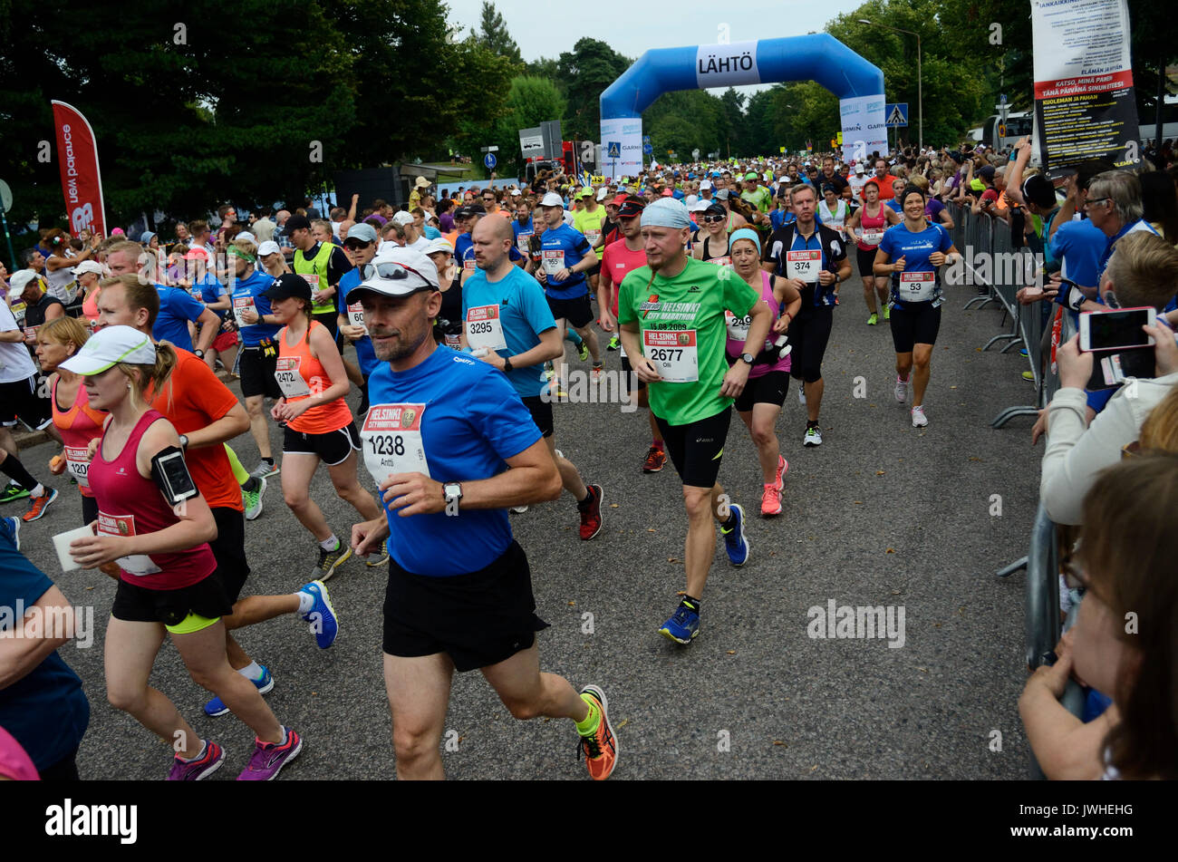 HELSINKI, Finnland - 12. AUGUST 2017: Helsinki City Marathon, 12.08.2017. Traditionelle Marathon in Helsinki, Finnland statt, am Samstag, den 12. August. Läufer aus 73 Ländern nahmen an der Marathon. Rennen begann in der Nähe des Denkmals zu den legendären Finnischen Athleten Paavo Nurmi. Stockfoto