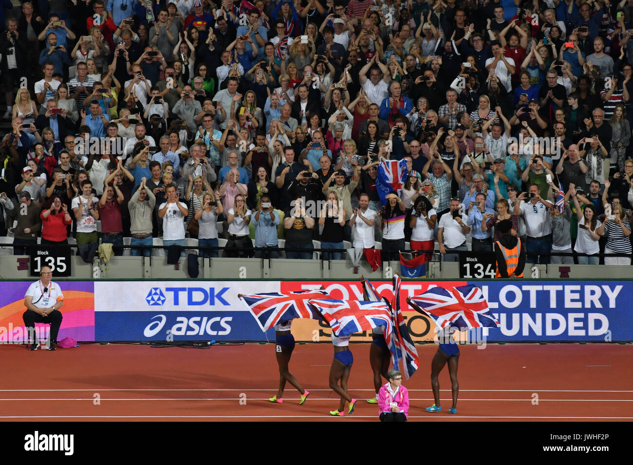 Queen Elizabeth Park, London, UK. 12. August 2017. IAAF Weltmeisterschaften. Tag 9. Frauen 4 x 100 m Relais endgültig. Großbritannien & NI team Silber feiern. Stockfoto