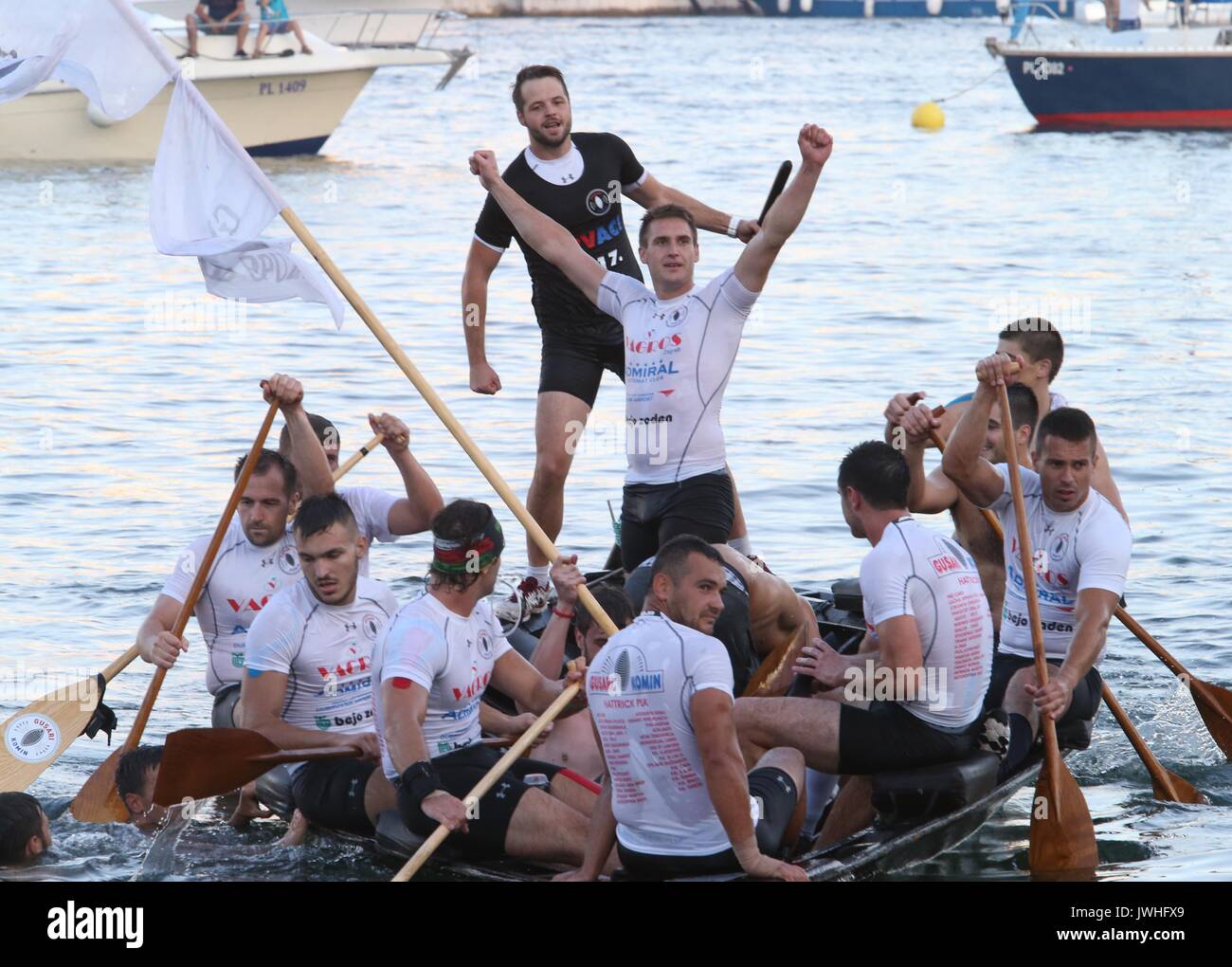 (170813) - ploce (Kroatien), August 13, 2017 (Xinhua) - die Spieler von Team Piraten Sieg feiern nach dem 20 Marathon Ladja, einem 22,5 km Boot Rennen am Fluss Neretva in Ploce, Kroatien, am 12.08.2017. Insgesamt 30 Boote und 300 Ruderer nahmen an der traditionellen Veranstaltung. (Xinhua / Ivo Cagalj) Stockfoto