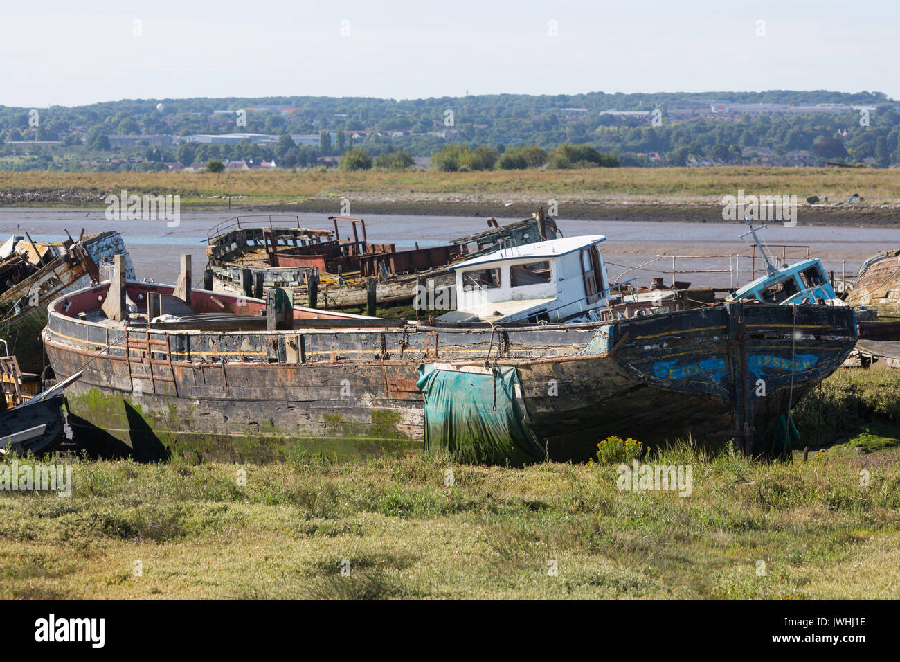 Hoo, Kent, Vereinigtes Königreich. August 13, 2017. Thames Sailing Barge Ena abgebildeten Verrotten an Hoo in Kent. Die 111 Jahre alte Schiff war verantwortlich für die Wieder geschätzte 100 britische Truppen von Dunkirk, nachdem Sie Ihr zurück zu Sicherheit im Jahre 1940 segelte. Im Jahr 2002 war sie auf dem Kanal 4 TV-Programm Bergungsgruppe empfohlene ist jetzt aber neben anderen faulenden Gefäße an Hoo aufgegeben. Rob Powell/Alamy leben Nachrichten Stockfoto