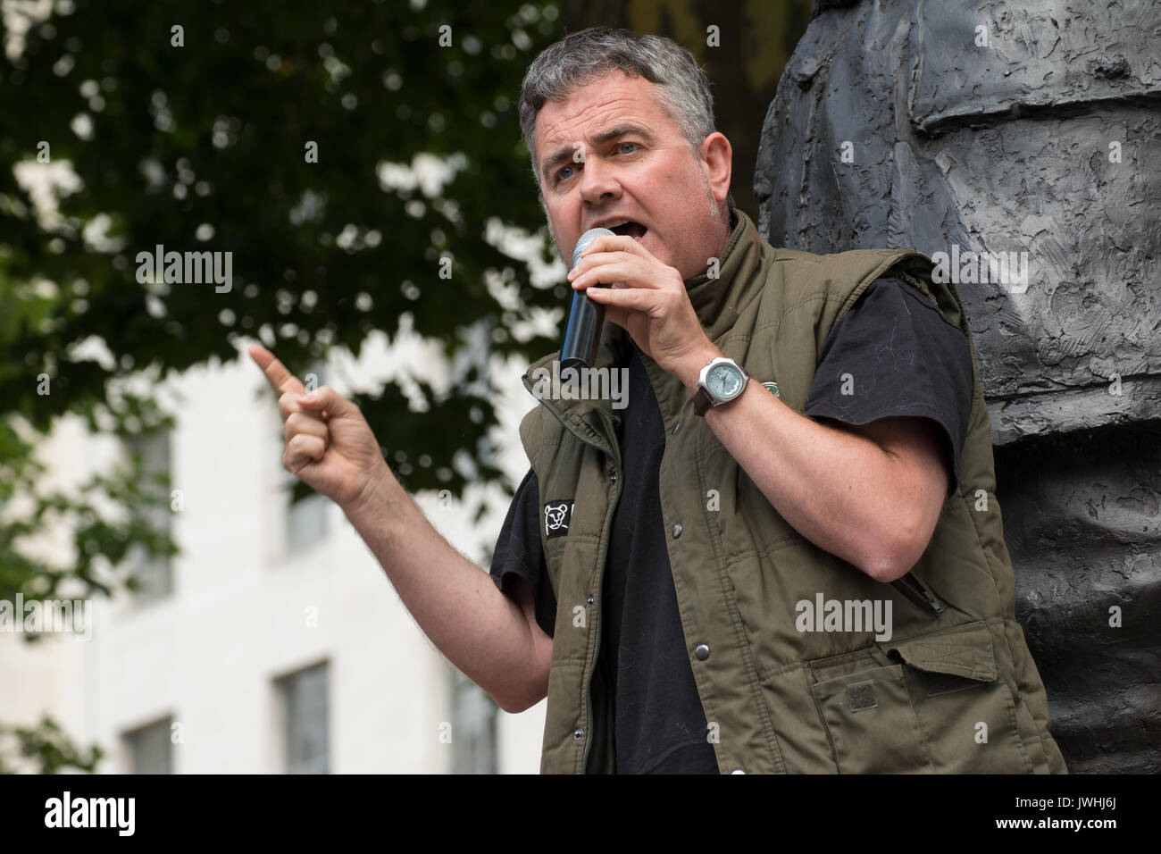 London, UK, 12. August 2017. Machen Badger Culling, Fuchs Jagd & Driven Moorhuhn schießen Geschichte. Tausende marschierten durch die Londoner Downing Street in einem friedlichen Protest Tierquälerei zu stoppen. Im März wurde abgehalten mit dem Start der Moorhuhn schießen Saison übereinstimmen, ist der Beginn der fünften Jahr des Dachses Keulungen, und die anhaltende illegale Tötung von Fox Cubs. Dominic Dyer, CEO Badger Vertrauen, sprechen in Richmond Terrasse, Whitehall. Quelle: Steve Bell/Alamy leben Nachrichten Stockfoto