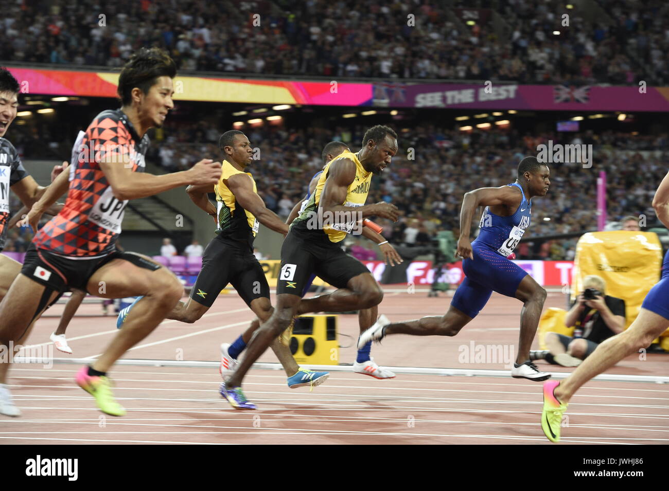 London, Großbritannien. 12 Aug, 2017. Die jamaikanische Athlet Usain Bolt (C) nimmt den Taktstock für die letzte Strecke der Männer 4 x 100 Meter Staffellauf bei der IAAF Weltmeisterschaften in London, Großbritannien, 12. August 2017. Foto: Rainer Jensen/dpa/Alamy leben Nachrichten Stockfoto