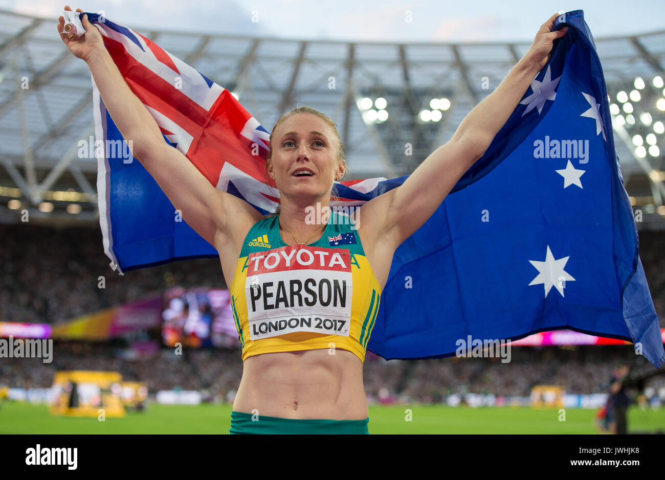 London, Großbritannien. 12 August, 2017. Sally Pearson von Australien feiert mit der australischen Flagge, nachdem er die 100 m Hürden Finale in einer Zeit von 12.59 während der IAAF Leichtathletik WM 2017 am Tag 9 bei den Olympischen Park, London, England am 12. August 2017. Foto von Andy Rowland/PRiME Media Bilder./Alamy leben Nachrichten Stockfoto