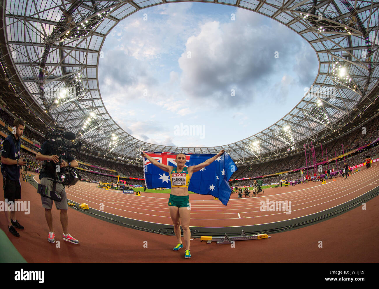 London, Großbritannien. 12 August, 2017. Sally Pearson von Australien feiert mit der australischen Flagge, nachdem er die 100 m Hürden Finale in einer Zeit von 12.59 während der IAAF Leichtathletik WM 2017 am Tag 9 bei den Olympischen Park, London, England am 12. August 2017. Foto von Andy Rowland/PRiME Media Bilder./Alamy leben Nachrichten Stockfoto